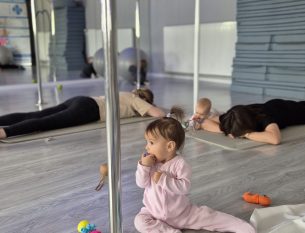 Logo Pola Holistic Therapy w kształcie błękitnego, gwiaździstego mandali. W centralnej części znajduje się napis "POLA HOLISTIC THERAPY". W ramionach mandali umieszczone są cztery białe piktogramy: kobieta na rurze (pole dance), sylwetka w pozycji medytacyjnej (joga/relaks), kobieta w ciąży oraz osoba masowana (terapia/masaż).